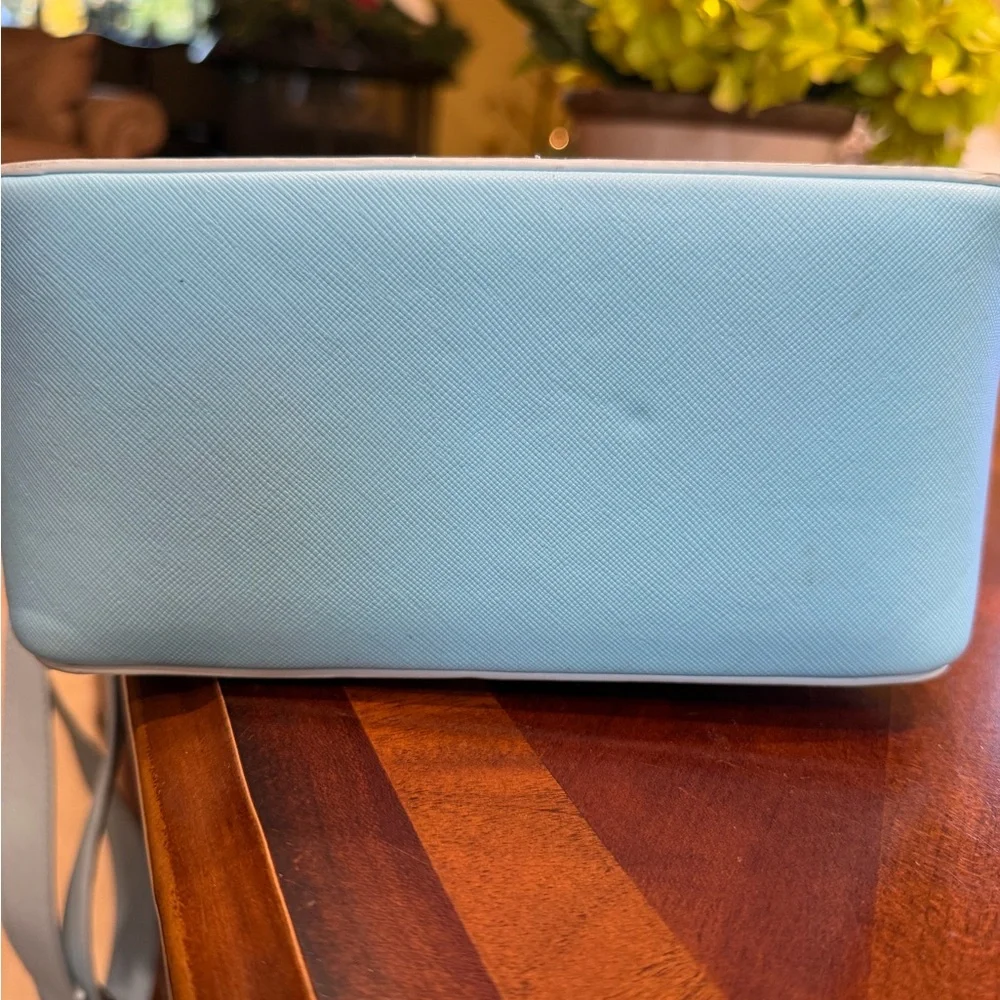 Elegant Blue Handbag with Chain Detail - Picture 9 of 10